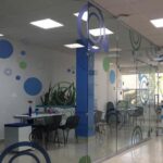 Muros divisorios de area con vidrio templado