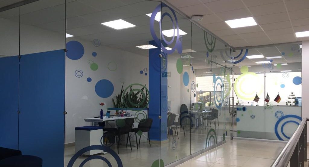 Muros divisorios de area con vidrio templado